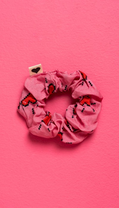 PetitBoutik Scrunchie σούρα μαλλιών Pink Hearts Pixel