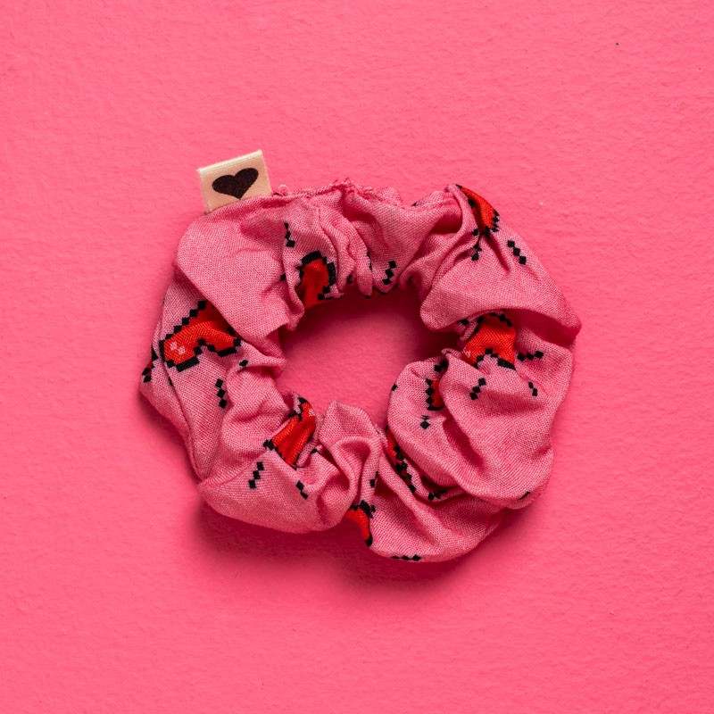 PetitBoutik Scrunchie σούρα μαλλιών Pink Hearts Pixel PetitBoutik Scrunchie σούρα μαλλιών Pink Hearts Pixel