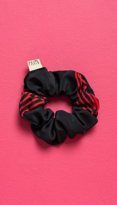 PetitBoutik Scrunchie σούρα μαλλιών Black Red Hearts