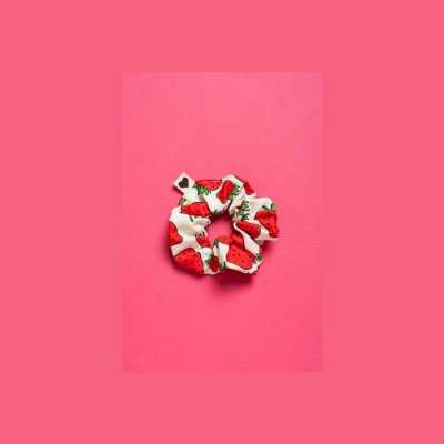 PetitBoutik Scrunchie σούρα μαλλιών White Strawberries