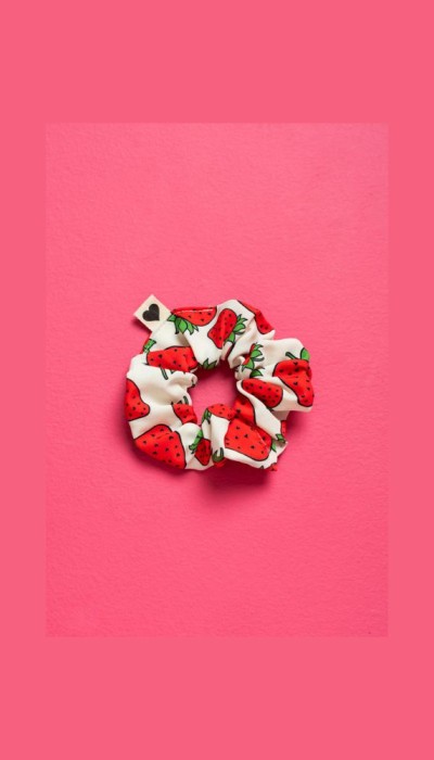PetitBoutik Scrunchie σούρα μαλλιών White Strawberries