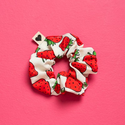 PetitBoutik Scrunchie σούρα μαλλιών White Strawberries