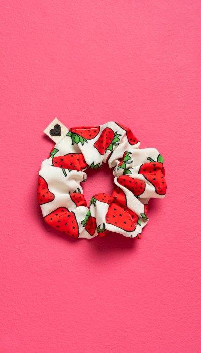 PetitBoutik Scrunchie σούρα μαλλιών White Strawberries