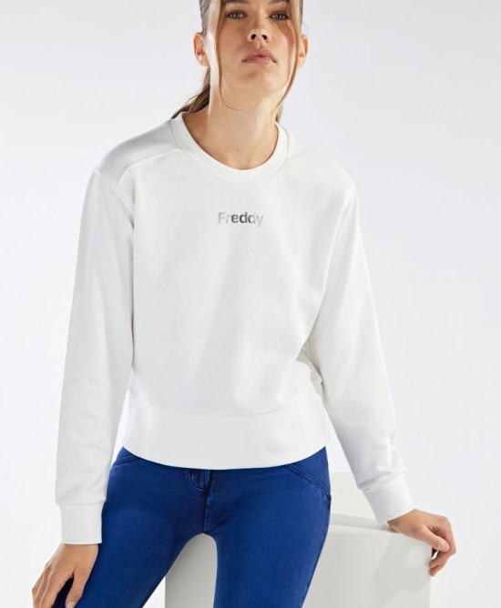Freddy Γυναικεία αθλητική μπλούζα με λαιμόκοψη και μεταλλικό λογότυπο άσπρη