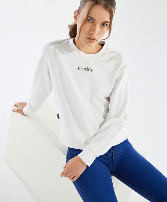 Freddy Γυναικεία αθλητική μπλούζα με λαιμόκοψη και μεταλλικό λογότυπο άσπρη